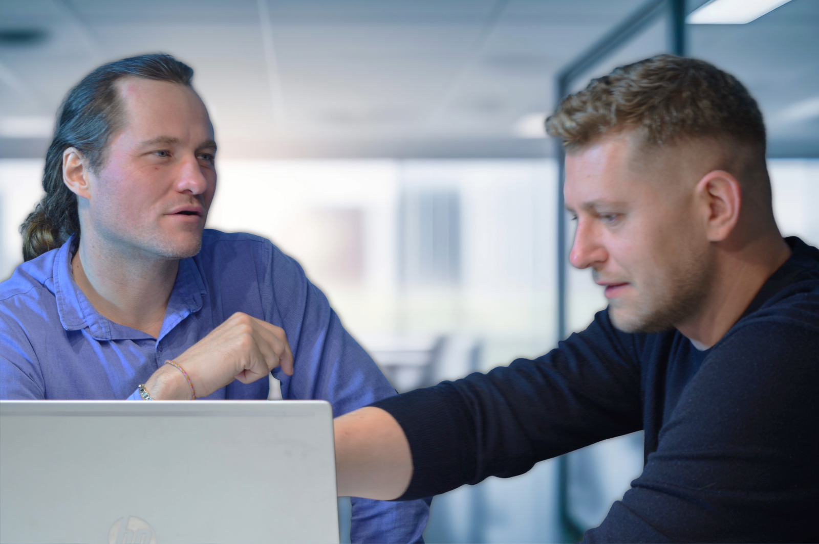 Kevin Schneider von WerkX360 im Beratungsgespräch zur Interim Projektleitung und operativen Projektumsetzung für den Mittelstand.